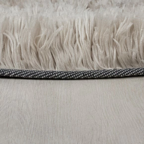 Dunelm Polar Shaggy Circle Rug 6 Dunelm Polar Shaggy Circle Rug - Image 4