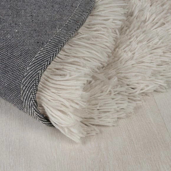 Dunelm Polar Shaggy Circle Rug 7 Dunelm Polar Shaggy Circle Rug - Image 5